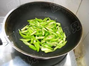 杭椒倒入无油锅中干煸至表皮起皱，盛起备用。