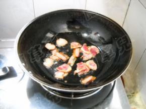 锅中油热，倒入烤肉。