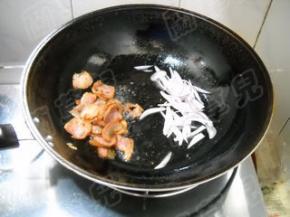 烤肉煸炒出油，拨一边；倒入洋葱，炒匀。