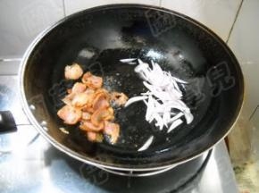 烤肉煸炒出油，拨一边；倒入洋葱，炒匀。