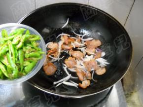 倒入杭椒，炒匀。