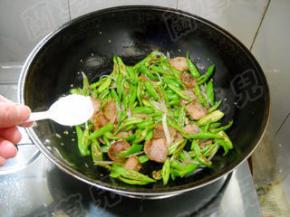 加入盐，炒匀。