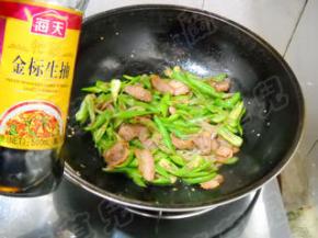 淋入生抽调好味。