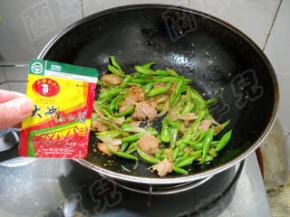 加入湘味辣椒酱炒匀后盛入盘中食用。