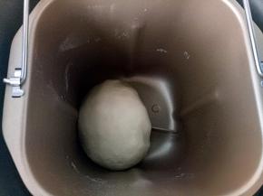 揉好之后把油皮面团盖保鲜膜醒30分钟。