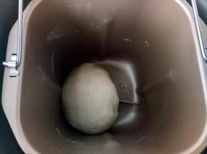 揉好之后把油皮面团盖保鲜膜醒30分钟。