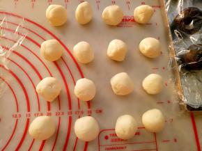 把油酥平均分成16份（每份13克左右)。