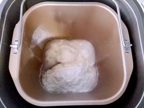 把油皮材料放入面包机里选择揉面功能揉10分钟。
