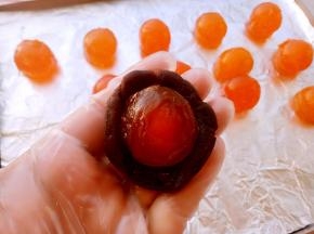 这个时候把油豆沙包鸭蛋黄每个包好一共是35克。