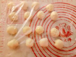 油皮醒好分成16份（23克/份）油皮分好以后用保鲜膜盖好。
