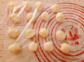 油皮醒好分成16份（23克/份）油皮分好以后用保鲜膜盖好。
