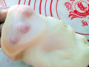 这时油皮也差不多好了，醒好的油皮可以拉出这样的膜。