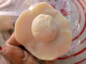 油皮用手按扁放入油酥包好。
