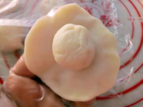 油皮用手按扁放入油酥包好。
