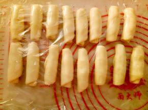 16个都卷好盖保鲜膜松弛10分钟。
