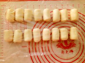 16个都卷好盖上保鲜膜松弛15分钟。