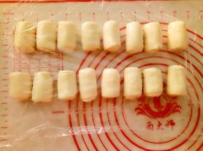 16个都卷好盖上保鲜膜松弛15分钟。