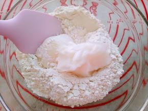 再做油酥，将油酥材料混合，用刮刀拌匀。