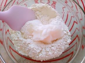 再做油酥，将油酥材料混合，用刮刀拌匀。