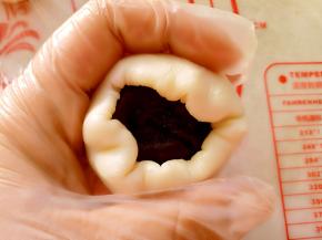 包入豆沙蛋黄馅，收口捏紧。
