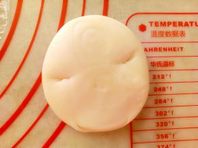 取一份酥皮拇指按在中间两头向中间对折按扁。
