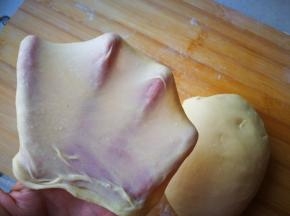 将所有的面包食材放入面包桶中和面，一个和面程序加上手工摔打，和成能拉出薄膜的状态，即所谓的手套膜。