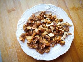 将无花果干和核桃切成小块儿。