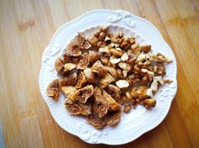 将无花果干和核桃切成小块儿。