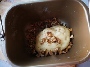 将面团放回面包桶，加入果干混合均匀。