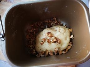 将面团放回面包桶，加入果干混合均匀。