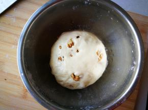 团成圆形，表面盖上湿布，放在温暖湿润的地方，进行第一次发酵。