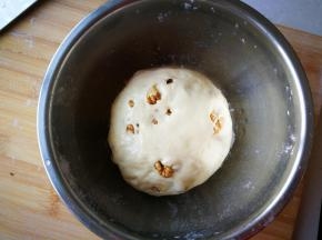 团成圆形，表面盖上湿布，放在温暖湿润的地方，进行第一次发酵。