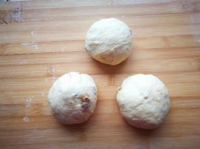 将发酵好的面团取出，排气，平均分成三份。静置十分钟。