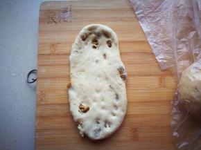 将小面团擀成长舌状。