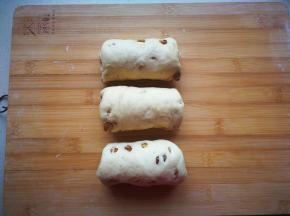 从上往下卷起来，收口朝下，静置十分钟。