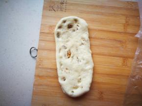 将面卷纵向放置，再次擀成长舌状。