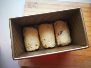 从上往下卷起来，放入不沾吐司模具中，进行第二次发酵。