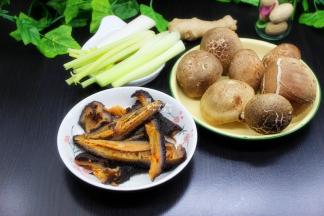 准备食材：红极参、香菇、香芹、大葱等食材；