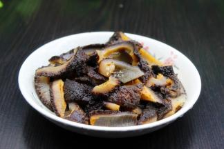 红极参解冻，洗净，切块；