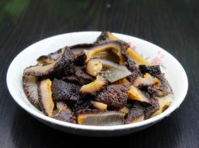 红极参解冻，洗净，切块；