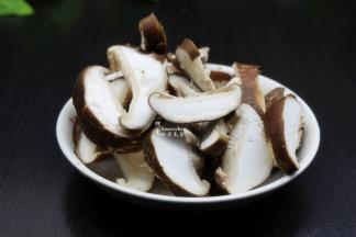 香菇洗净去蒂，切片；