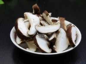 香菇洗净去蒂，切片；