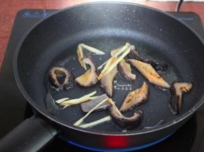 热锅，倒油，放红极参、生姜爆炒片刻；