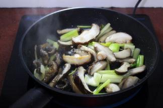 加入煸炒好点的香菇、香芹、大葱；