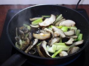 加入煸炒好点的香菇、香芹、大葱；