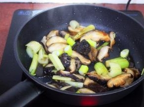 放麻油、生抽、盐炒均，起锅