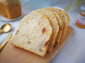 用吐司机烤一烤，抹上果酱，味道好极了。