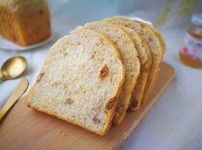 用吐司机烤一烤，抹上果酱，味道好极了。