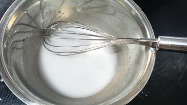 干净的盆中放入玉米油和豆浆搅拌至乳化。