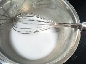 干净的盆中放入玉米油和豆浆搅拌至乳化。
